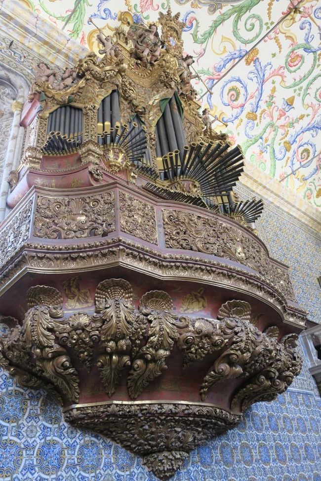 壁はアズレージョですね。<br />パイプオルガンも歴史を感じます。