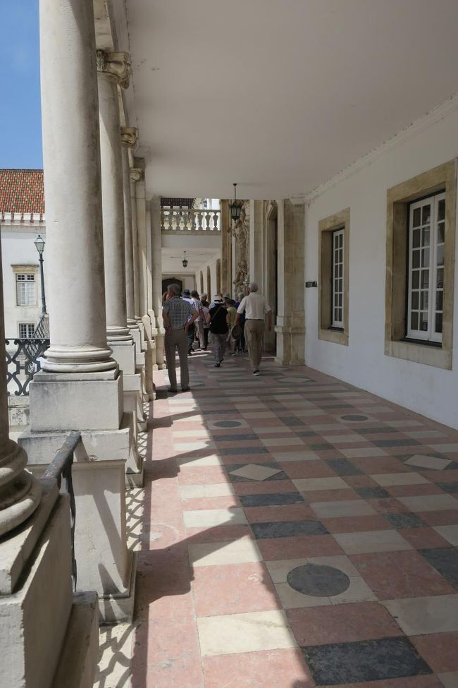 「ラテン回廊」です。<br />常に観光客で溢れていました。<br /><br />かつてここではラテン語を話すことが義務づけられていたそうです。