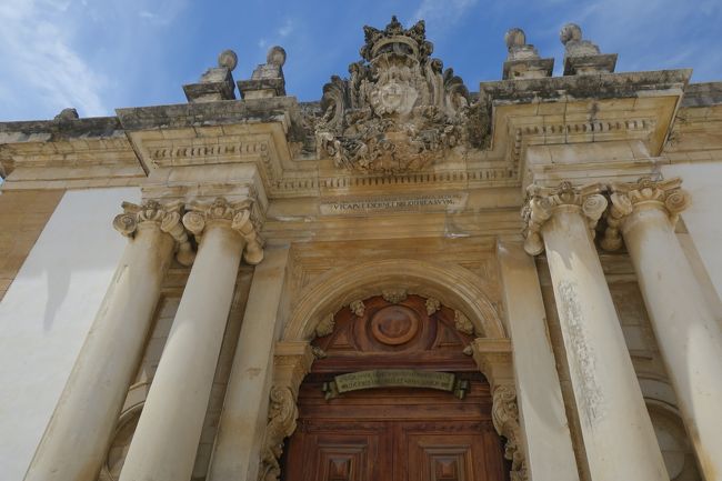 ここがコインブラで有名な「ジョアニア図書館」です。<br />時間制なので、決められた時間の少し前に入口の前に並びます。<br /><br />メインの2階部分は残念ながら撮影禁止でした。<br />