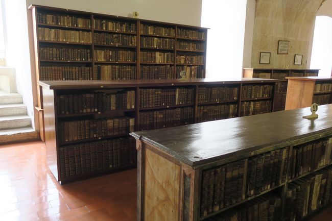 図書館の1階は撮影OKのようでした。<br />とても古い本が収納されていました。<br /><br />これは個人的な感想ですが…<br />「撮影禁止」という事もあり、とても期待したんですが<br />正直私は<br />ウィーンの「国立図書館プルンクザール」や<br />プラハの「ストラホフ修道院の哲学の間・神学の間」のほうが感激しました。<br /><br />ウィーンやプラハとは違う雰囲気はあったんですが<br />感動は薄かったです(^^;)