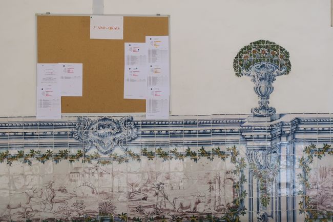 普通に大学なので、掲示板に何か張り出されてあります。<br /><br />アズレージョの上の掲示板<br />趣があります。<br />