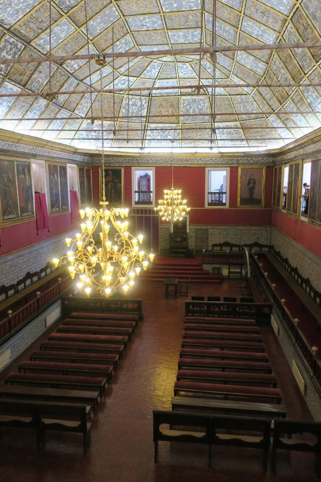 気を取り直して…<br />「帽子の間」を見学します。<br /><br />ここも確か撮影禁止なんですが、皆バシバシ撮っていたので<br />私も真似して。。。<br />ここでは、学位の授与の儀式が行われるとの事です。