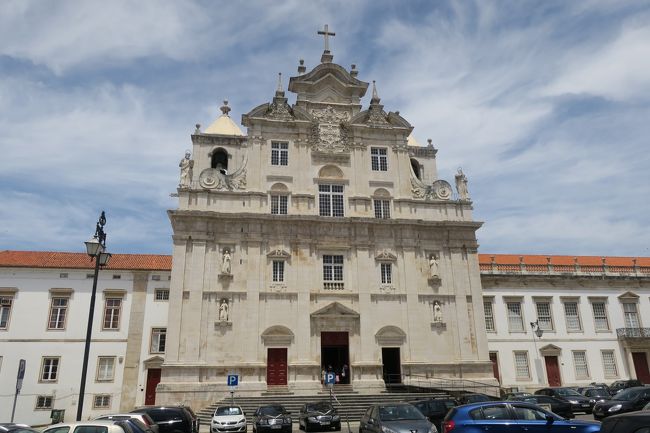 大学の見学を終えて「新カテドラル」へ向かいます。<br /><br />入口に結婚式の参列者らしき人がいっぱいいました。<br />ちょっと入りにくいなぁ<br />と遠目に見ていたら、横のドアから観光客が出入りしていたので<br />私も便乗しました。