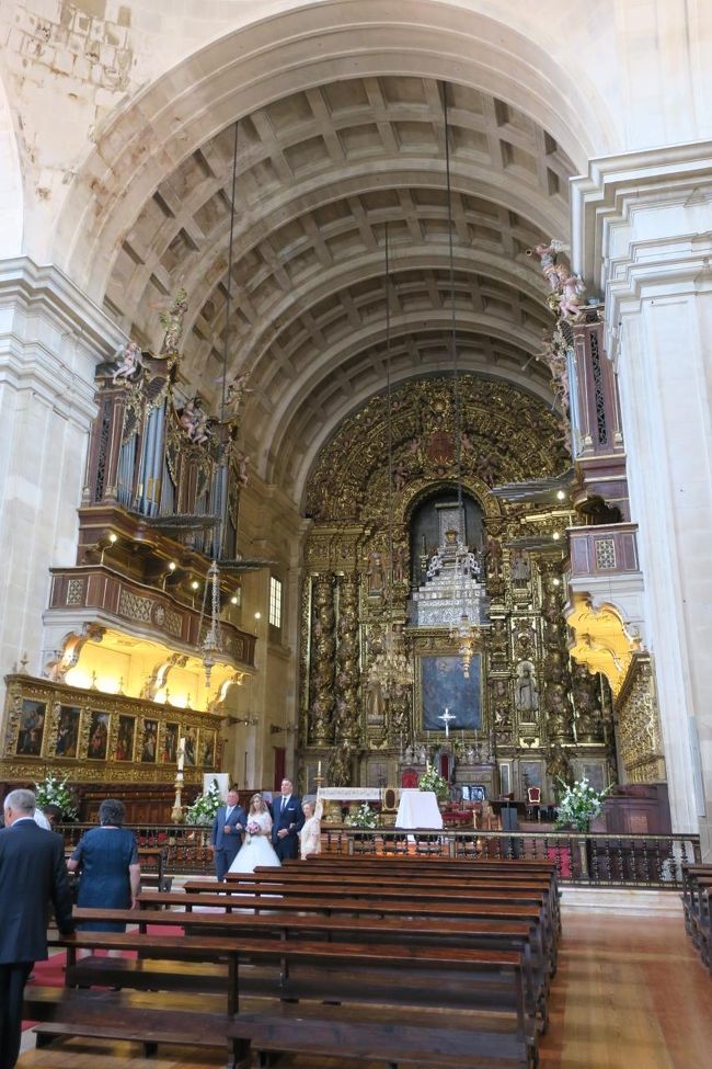 中では結婚式が終わって、新郎新婦と神父さんが写真撮影をしていました。<br /><br />これぞ「教会での結婚式」ですね！<br />これを見てしまうと、日本のホテルチャペルは作り物感がひどくて…(^^;)<br /><br />本物は雰囲気あります。<br />