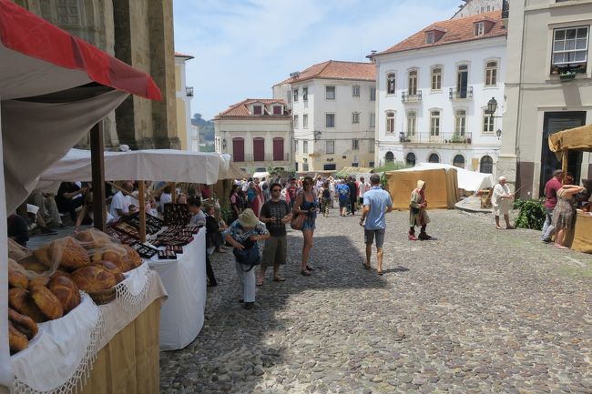 パンや鰯の網焼きなど、美味しそうな食べ物が並んでいました。<br /><br />めっちゃ惹かれましたが<br />食べる所が無くて、皆そこらへんの地べたに座って食べていたので<br />今回は見るだけにしました。<br /><br />他にも美味しそうな物が沢山ありました！