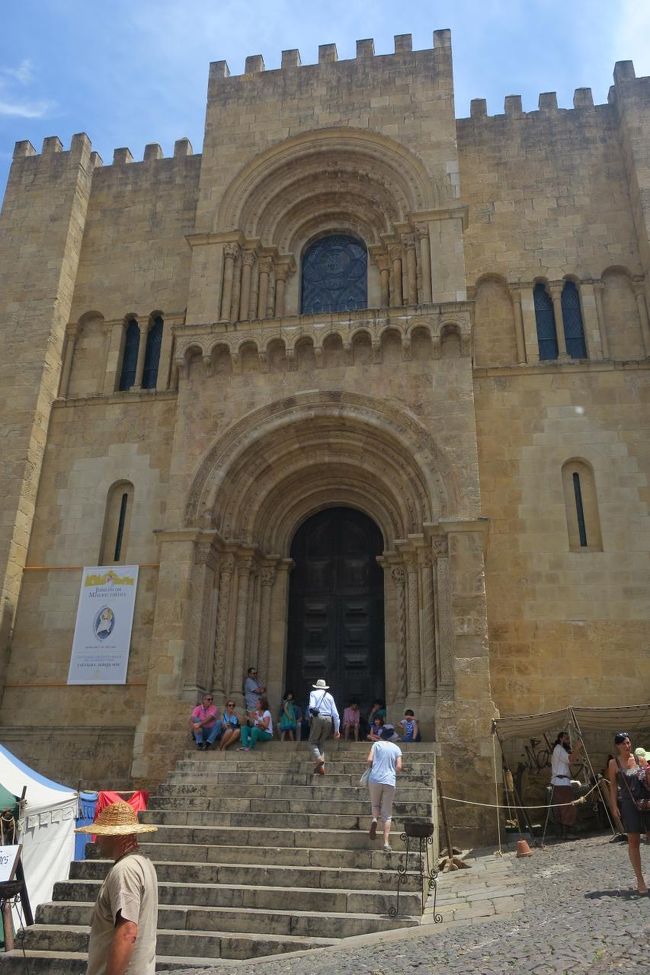 「旧カテドラル」です<br /><br />中に入って見たかったんですが<br />入口に人が座っていたので、近づけませんでした。<br />今日はお祭りで、閉まっているようです。