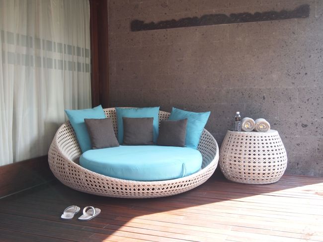 デッキの一番奥には主人の定位置となったラタンのソファ。<br /><br />ここはキモチいいヽ(*´∀｀)ノ