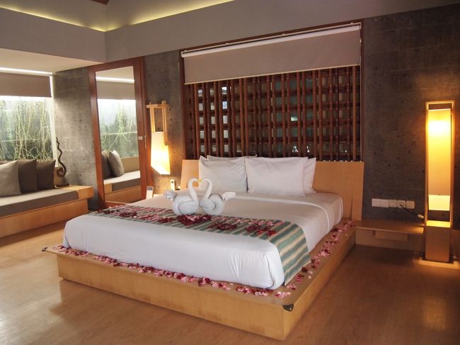 こちらは私と息子の部屋。一番奥のマスターベッドルームです。<br /><br />我が家は２ベッドルームで事足りるんですが、<br />どうしてもこの３ベッドルームヴィラに泊ってみたかったのです。<br /><br />２BRはインドア・リビングだけど、３BRの方はアウトドア・リビング。<br />この時期は絶対アウトドア・リビングでしょう。<br /><br />２と３ではプールの全長も全然違う。<br /><br /><br /><br /><br />えぇ。<br />だから一泊です。