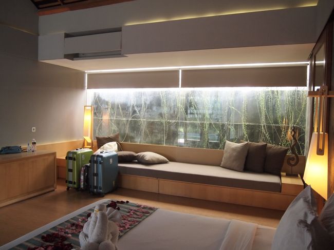 広くて清潔で本当に快適。<br /><br />この窓際のソファとそこから見える緑が癒し。<br /><br />ってかこのソファで寝れる。