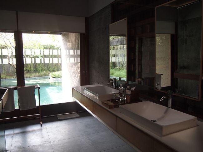 メインベッドルームのバスルームは、直接プールアクセス可能。<br /><br />お部屋を通らせず、子らをシャワーへと誘導可。