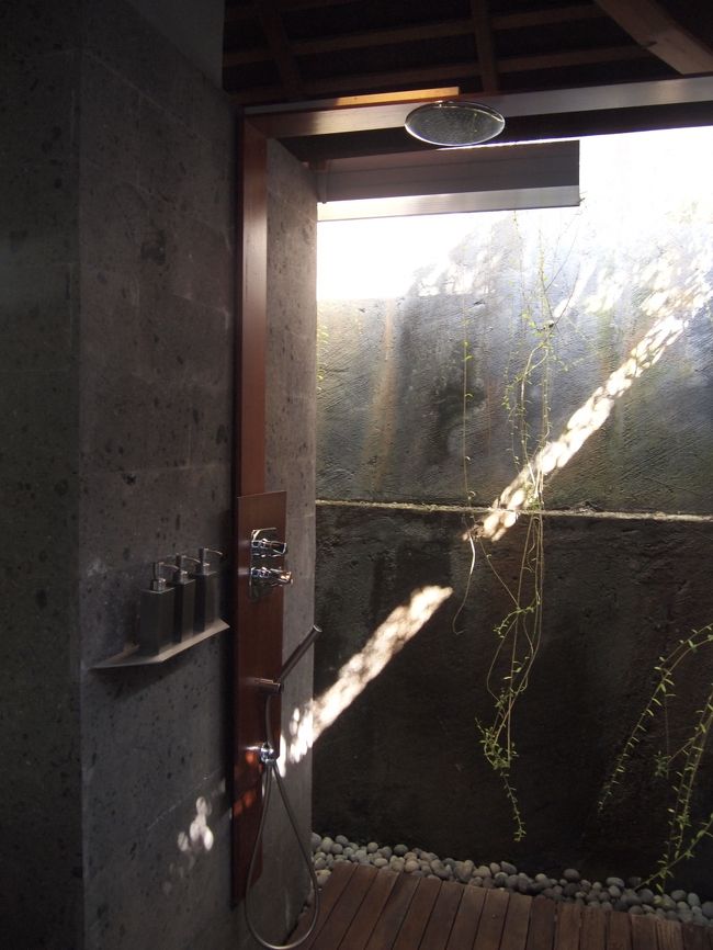 こちらのアウトドアシャワーとは別に、<br />インドアシャワールームがあります。<br /><br />こっちは使わなかったですが。