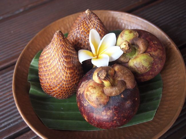 各部屋にはフルーツが。<br /><br />こちら事前に「マンギスとサラックを」ってお願いしてました。<br />（予約後に、パーソナル・ケア・シートが送られてきて、要望を伝えることができます。）<br />マンギスは私の大好物。サラックは２年前の息子の大好物。<br /><br />このあと泊る「カユマニス・サヌール」のバトラーさんに、朝食のフルーツをお願いする際、<br />マンギスを頼んだのですが、今の時期はないという返答でした。<br />乾季にマンギスと出会った回数は少ないので、仕方ない。<br /><br />なのでサンタイは、わがまま聞いて用意してくれたんだな～と。<br />感謝です。