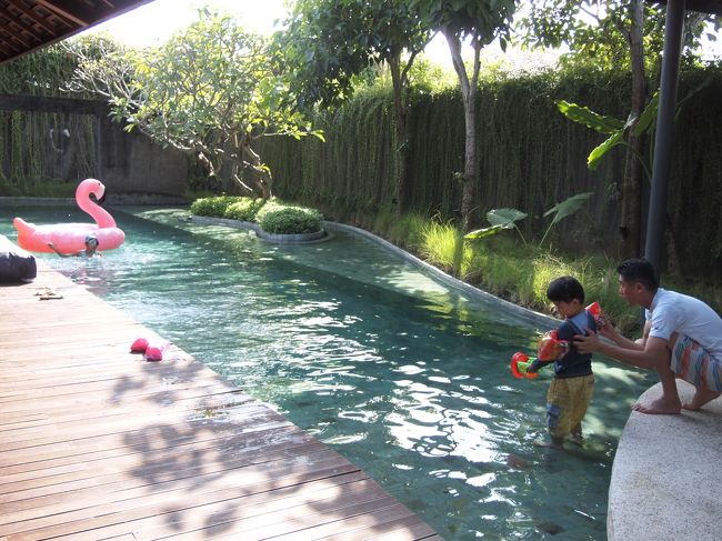 脇のほうにも、浅いちびっこ安心エリアがあります。