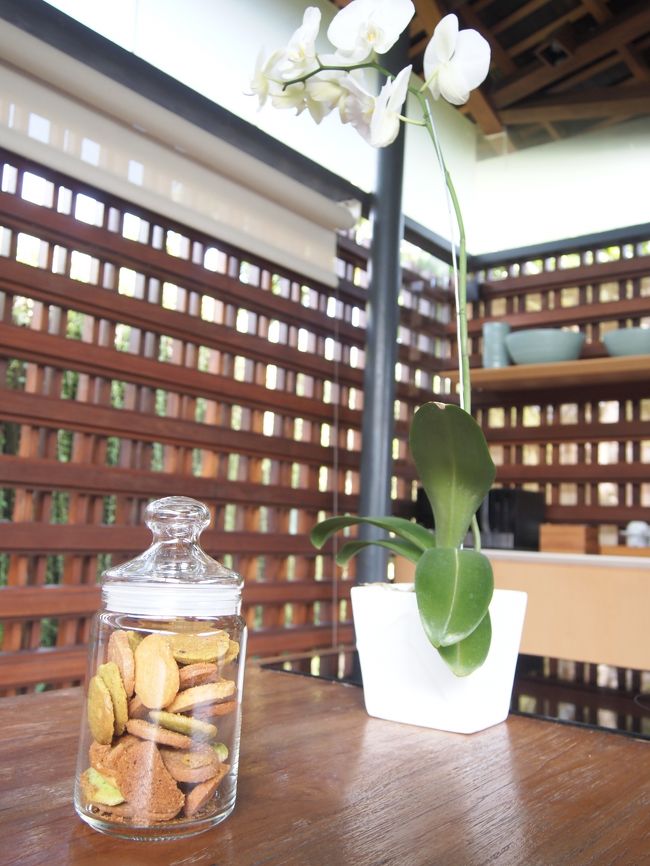 ダイニングテーブルには、クッキーの瓶。