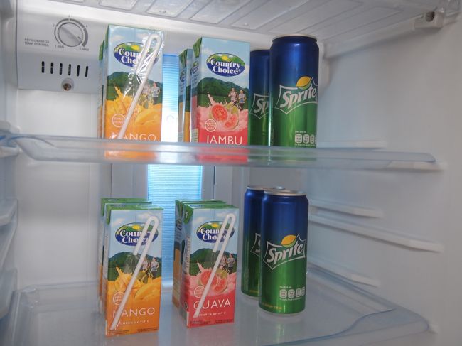 冷蔵庫にはフリーのドリンク類。これも事前に種類を指定できます。<br /><br />ただ、アルコールはフリーの範囲外なので、お願いすれば用意してくださいますが、有料です。<br /><br />これがリビングダイニングの冷蔵庫、さらに各部屋のミニ冷蔵庫に同じセットが入っています。