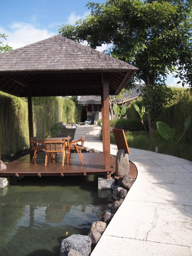 プールで戯れてる人達を置いて、私はそそくさと