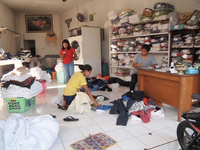 ３日分の洗濯物を、ここでドサッと洗って頂きます。<br /><br />翌日、チェックアウト直後に取りに来ました。<br />４人３日分でRp46,600。