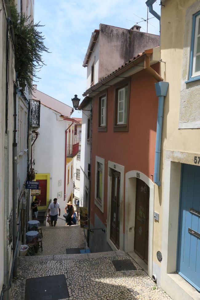 コインブラも例にもれず、坂の街ですね。<br /><br />細い路地とカラフルな家の雰囲気は<br />ポルトガル共通のようです。