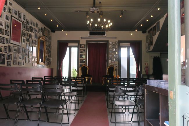 中を覗いてみました。<br /><br />ファドショーは、やはり夜からでしょうか。<br />今度は本格的なファドショーを見てみたいです。