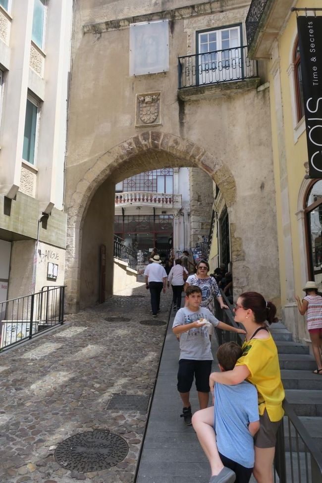 エレベーターを使わない場合は、この坂から上に上がれば<br />コインブラ大学へ行けるようです。<br /><br />こちらもすごい坂なので<br />どこから登っても、あまり変わりないようです。