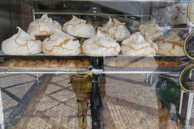 お菓子屋さんで、すごく大きなお菓子がありました！<br /><br />メレンゲのお菓子のようです。<br />堅そうですが、どんな味なんだろう~