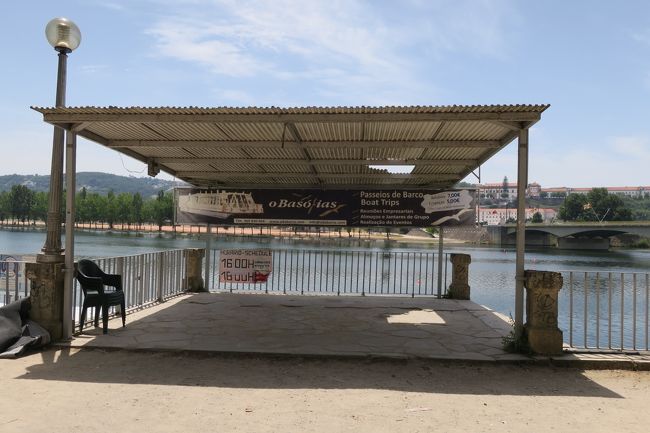 インフォメーションの近くまで戻ってきました。<br /><br />どうやらクルーズも出来るようです。<br />ほんとは川の向こうの「サンタ・クララ修道院」地区も街歩きしたかったんですが<br /><br />めっちゃ暑くて、体力の限界でした。。。<br />最近のヨーロッパの夏は異常気象でとても暑い！と思っていたので<br />今年はあえて涼しいであろう6月の旅行にしたのに(^^;)<br /><br />日ごろの行いでしょか。晴れているのは嬉しいんですが<br />暑さでかなり体力を消耗しました。