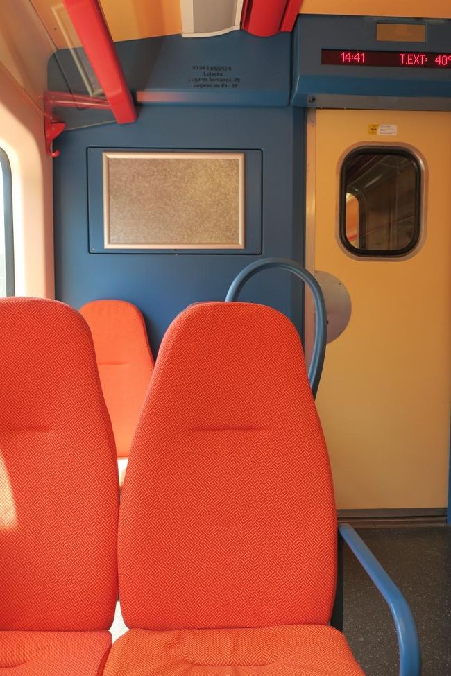 インフォメーションで荷物を受取って<br />次はアヴェイロを目指します。<br /><br />チケット売り場には少し列ができていましたが、<br />5~10分でチケットをGETできました。<br /><br />見きれていますが、電光掲示板の右端に「40°」と表示されています。<br />過去の天気を調べたら、コインブラは最高気温28度と書いてありましたが<br />絶対40度あったと思います。<br />ある意味とても貴重な体験をしました(*_*)<br /><br />14:49コインブラ発⇒15:48アヴェイロ着の列車に乗りました。