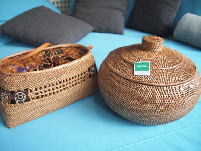 ここで突然、今日の戦利品を披露。<br /><br />娘セレクトのアシタバのポシェット。<br />周りのデザインが気に入ったそうですが、中の布地の柄が渋い。<br />赤い生地のもっとカワイイ感じ物や、明るい裏地のものもあったのですが、、、<br />「長く使えそうだし。飽きなそうだし。」らしい。<br /><br />娘は、赤・ピンク系が苦手です。<br />