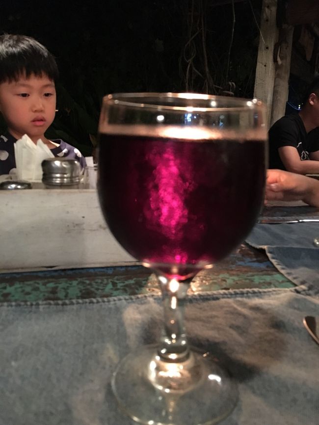 主人はめずらしくグラスワイン(Rp55,000)