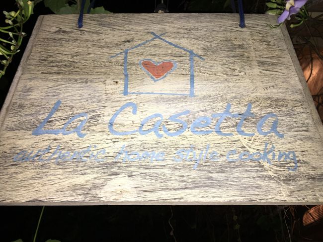 夕食はサンタイ・カーで、同じJl.Bumbak Dau沿いのイタリアン<br />「La Casetta」に送ってもらいました。<br />