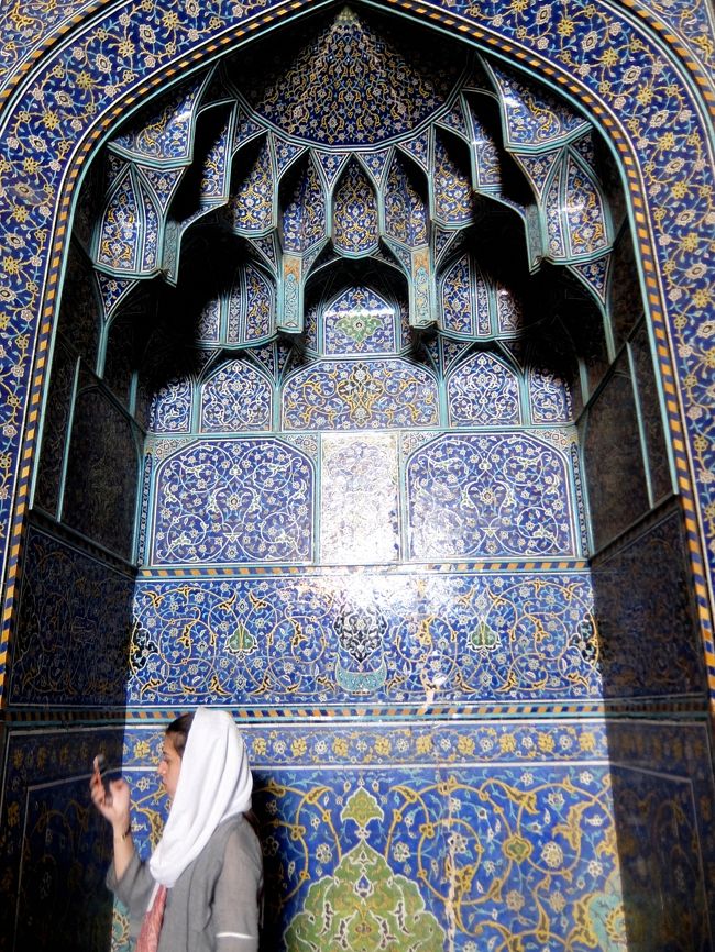 このモスクの装飾の特徴は、絵柄のある化粧タイルではなく、小さなサイズの彩色タイルをモザイク上に敷き詰めることとで独特の模様を作り出していることです。<br /><br />「歩き方」では称賛されているヤズドの「マスジェデ・ジャーメ」のタイル装飾について、ガイドのヤコブ氏が「これはイラン本来のタイルではありません。イスファハンに行けばわかります。比べてください」と言っていましたが、このタイル装飾こそが、本当にイラン文化が誇るべきものなのでしょう。