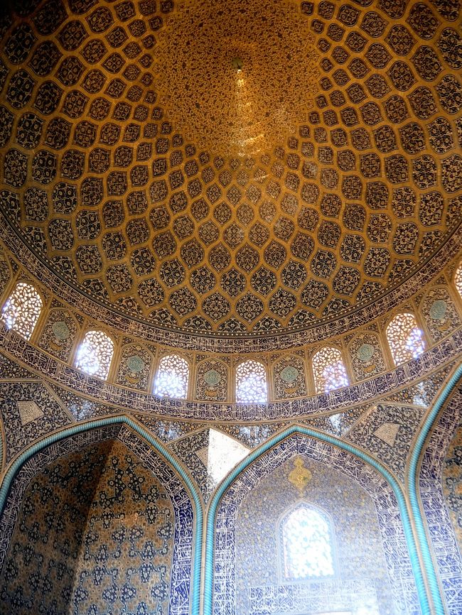 ＊＊＊＊＊＊＊＊＊＊＊＊＊＊＊<br />イランの典型的なモスクは、ブルーを基調としたものが多くなっていますが、このモスクのドームや礼拝堂の内部はクリーム色のタイルが多く使われています。<br /><br />特に、ドームの内部を全体的に見ると、中央部の円形の模様の周りを、外側に向かうにつれてだんだん大きくなる網目が広がっているように見えます。<br /><br />１つ１つの網目の模様の中にも、さらに細かい模様が施され、まさにイスラム芸術の最高峰というにふさわしいものです。【ソフィアＨＰ】<br />＊＊＊＊＊＊＊＊＊＊＊＊＊＊＊＊