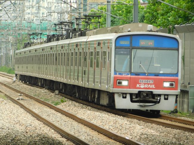 2017.08.13　白雲<br />次のＫ３１。旅行者があまり見向きもしないような電車の、町に溶け込んだ何気ない風景がすごく好きなのだ。韓国来てよかった。