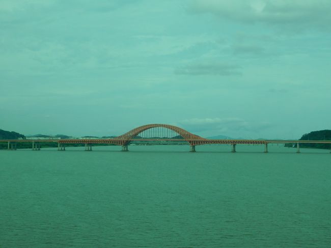 2017.08.13　仁川国際空港ゆき普通列車車内<br />仁川空港は島にあるため、いくつもの橋を渡り、車窓も橋好きにはたまらない。
