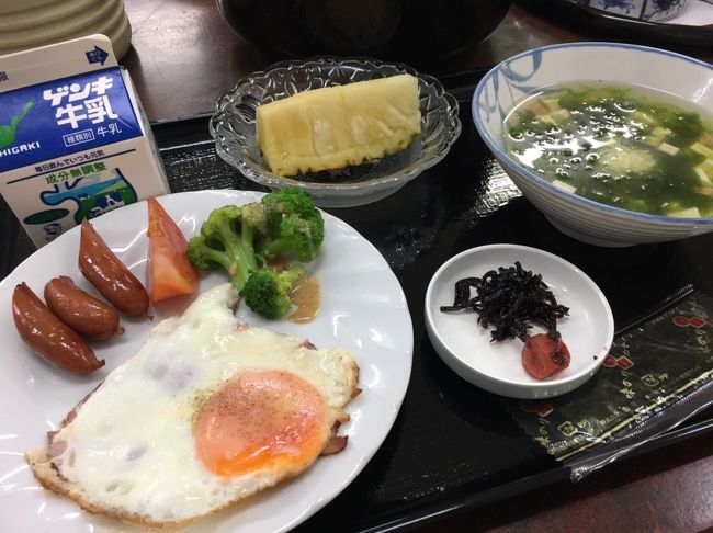 民宿マエザトの今日の朝ごはん♪<br />アーサ汁、おいしそう！パインもついてるね♪