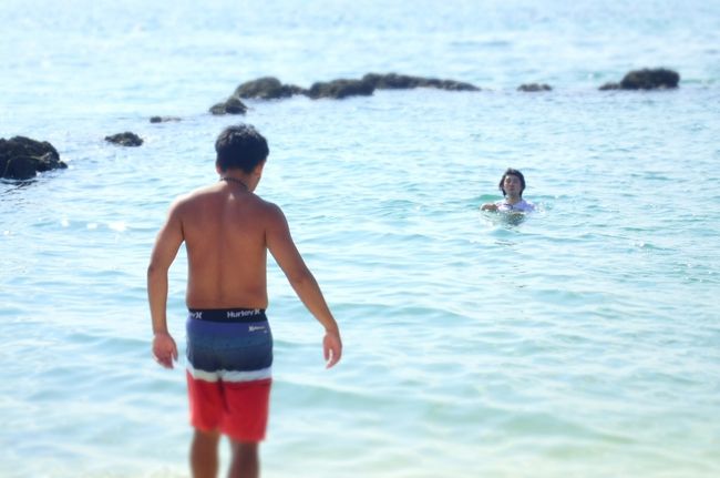 お、泳いでますね～。<br />イソギンチャクとかクマノミとかいるはずだけど、見てないのかな。<br />マスク持ってくればよかったのに。<br /><br />http://4travel.jp/travelogue/10807778<br />↑4年前だけど同じところで泳いだ旅行記。よろしければどうぞ。<br />もちろんめがね君シリーズ。