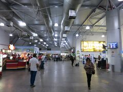 サンルイス国際空港（SLG）、結構綺麗です。

しかし搭乗口が７つしかないし、ゲート前の待合室がとても狭いです。