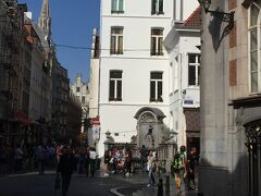 歩いていると突然人だかりが！
何か催し物でもやっているのでしょうか