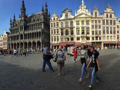 世界遺産のグランプラスです。
ヴィクトル・ユゴーが「世界で最も美しい広場」と賞賛した場所です。
ナポレオンはベニスのサンマルコ広場を「世界で最も美しい広場」
と言ってしたが 雰囲気が似てます。

どちらも美しいです。
