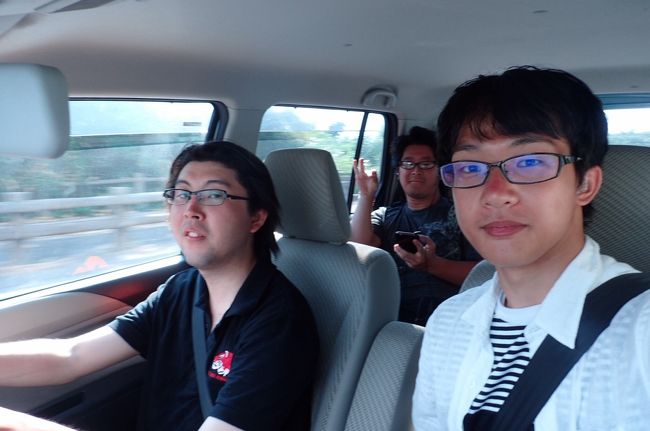 あっ！こらっ！<br />運転手は前を見なさいっ(笑)。