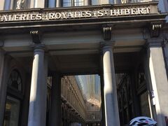 この細い入口を入ります。