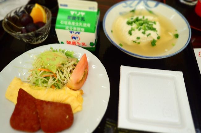 そして5日目最終日の朝ごはん。<br />スパムだね！これは沖縄の味。<br />私が初めて沖縄（本島も八重山も）に来た30年前、スパムを初めて食べたんだけどね。<br />その時は正直おいしいとは思わなかったの。<br />でも、どこのお宅でごちそうになっても、スパム・ツナを使った料理は毎回食卓に上がっていて<br />食べなれるとおいしくなるのよね。<br />今じゃ我が家でも常に常備しています。<br /><br />それにしても、「民宿マエザト」さん。<br />どうだった？？と帰ってきたたくにきいてみたら<br />もう最高だったんだって。すっごくすっごく、もう親切過ぎるくらい<br />親切で優しくて、良くしてくださったんだそうです。<br />じゃ、来年また泊まるか！！！