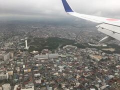 満席のANA機で、函館空港に到着
函館上空はあいにくの曇り空
着陸の直前に、五稜郭公園が見える、上空から見ると星型なのがよくわかる