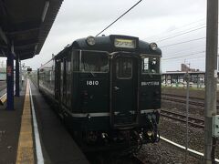 道南いさりび鉄道で木古内駅へ向かう
この路線は、津軽海峡が見えてなかなかの絶景路線なのだが、ツアー観光客とバッティングしてしまい、車内は大混雑、景色どころではなかった