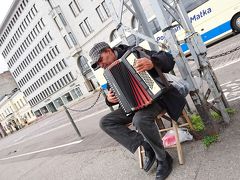 マーケット広場の近くに戻ると、昨年もここにいらしたアコーディオン奏者のかたに会えました。
ヘルシンキの風景を見ながら演奏を聴いて、なんだかいい気分になったのを思い出して、今年は写真を撮らせてもらいました。
もちろん演奏へのチップはお渡ししました。