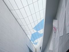 11時半頃ホテルに戻りチェックアウト。
オリジナルソコスホテルプレジデンティの近くの「ノルディス」という日本人向けのお土産屋さんにスーツケースを預かってもらい、空港へ行くまであとちょっとだけ観光。
キアズマ国立現代美術館のエントランスとミュージアムショップだけ見学。