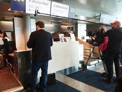 空港に到着してスーツケースを預けようと並んでいると、カウンターで何やら撮影してました。左の大柄な男の人が俳優さんだったようです。フィンエアーのイメージ動画収録？

この後、Tax Refund手続きへ。空港１階のスタバ近くに置かれているセルフで手続きができる機械を使ってやってみました。
パスポートをスキャンするところまでは何とかできたですが、お店で渡される書類にあるバーコードの読ませ方が分からなくてモタモタ。
そうすると、たまたま日本人の方が後ろに並ばれたので、一緒に色々やってみたらちゃんとスキャンすることができました！
セルフだと買ったものを見せる必要もないし、この方法はおすすめです！もちろん時間に余裕を持って来ることは必要ですが、有人窓口よりはきっとずっと早く手続きできると思います。http://kouhei50.hatenablog.com/entry/2016/07/03/120000←このサイトで予習していきました