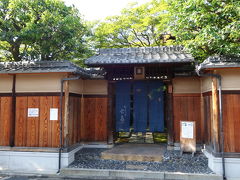 鞍馬寺の次は食で京都の夏を感じる茶寮 宝泉。
http://www.housendo.com/housen.html
下鴨ですが人気の茶寮で一時間待ちの感じ、でも店の中の待合室が広いので建物の中で待つことが出来ました。ここは日本人比率１００％、外人さんには知られていない？それとも興味がない？

一時間待ちって「えー！」って思われる方もいると思いますが予約を取らず待てば食べれるってのはある意味幸せ、お店によっては「本日の整理券の配布は終わりました」なんて店の前に書かれていると旅行者としては立ち直れないほどガッカリしちゃいます。そしてココは待つ価値ありだと思っています。