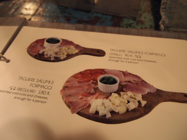 ハムとチーズの盛り合わせは大人も子供も大好きな一品<br /><br />ラージサイズ(Rp180,000)を。