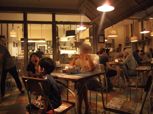 １８：３０頃入店して、最初は空席が何席か見当たりましたが、<br />みるみるうちに満席に。<br /><br />あと、近所の在住欧米人(ほとんどオージー？)や長期滞在者が、ピザをテイクアウトしていく姿が目立ちました。<br />デリバリーもやってるからなのか、料理出てくるの、おっそい。<br />